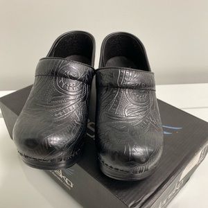 NEW Dansko Professional Black Tooled